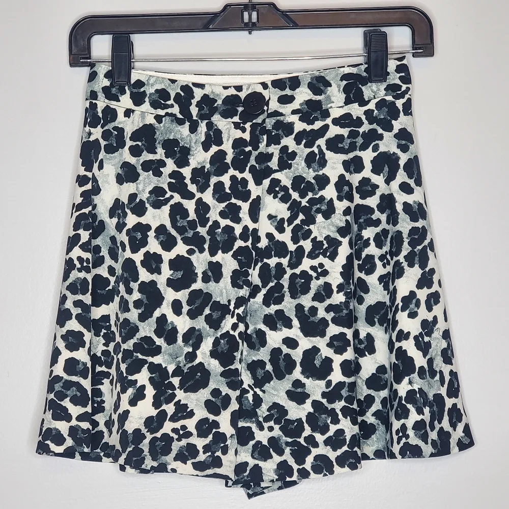 ZARA Black and‎ White Leopard Animal Print Snow Leopard Skort Shorts XS